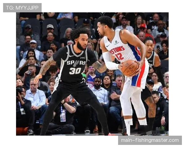 特写：马刺队更衣室，文班亚马在赛后与三位年轻队友反复观看防守回合录像。