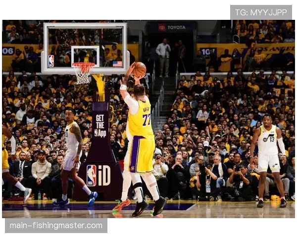 场边数据屏显示,湖人队本节比赛防守效率值实时排名跃居主场观众欢呼。 场边数据屏显示,湖人队本节比赛防守效率值实时排名跃居主场观众欢呼。